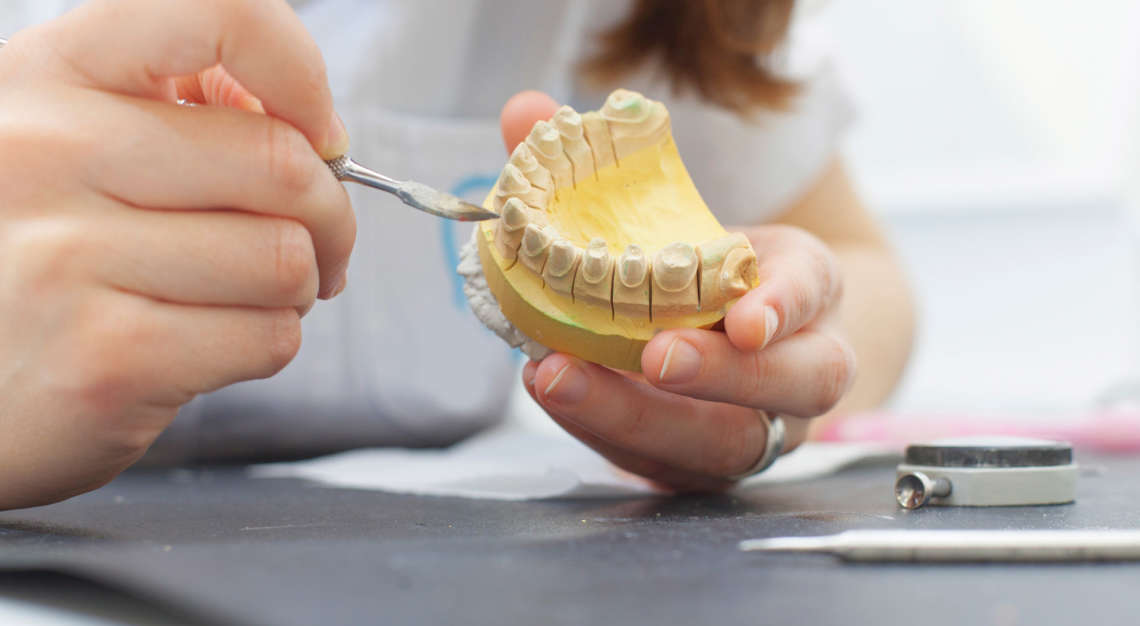 Tehnici noi, care schimbă felul în care realizăm protezele dentare. De ce este extrem de importantă pregătirea danturii